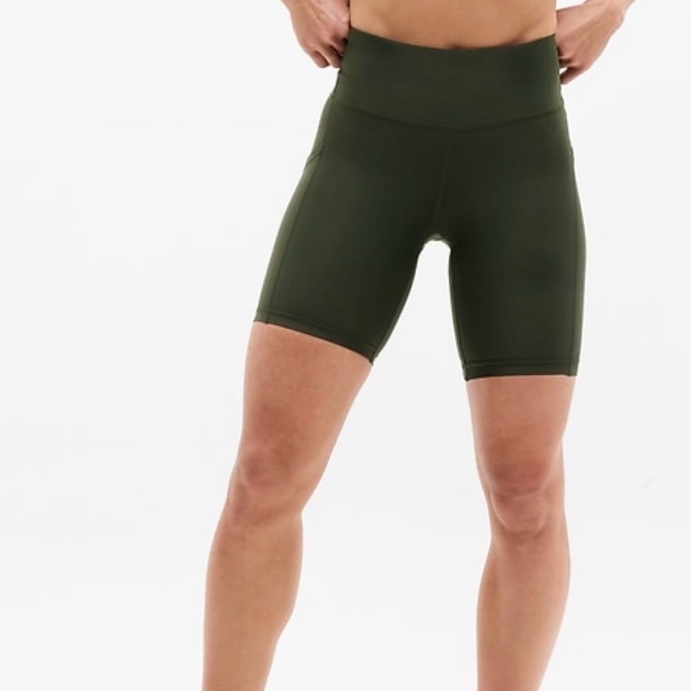 NWT Athleta Interval Stash High Rise 7in Shorts in Aspen Olive